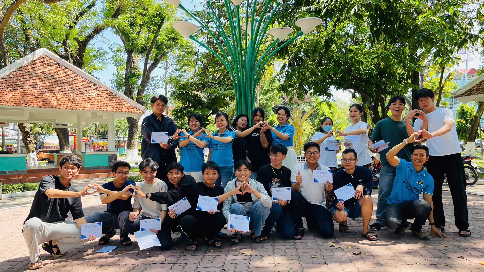 Giám đốc học viện cùng học sinh