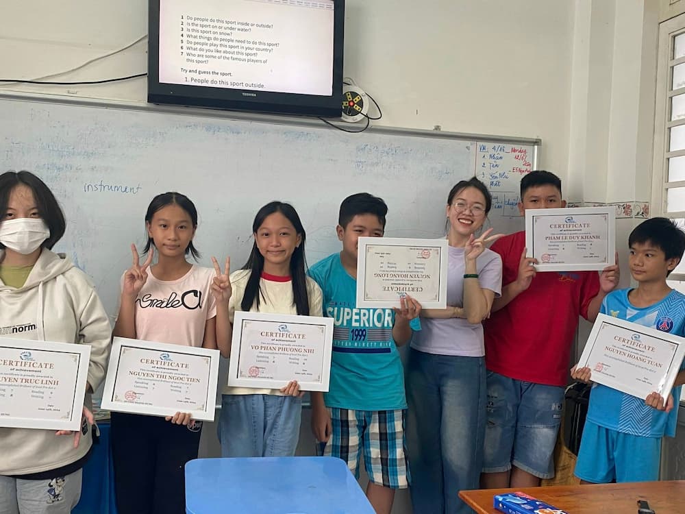 Giám đốc học viện cùng học sinh