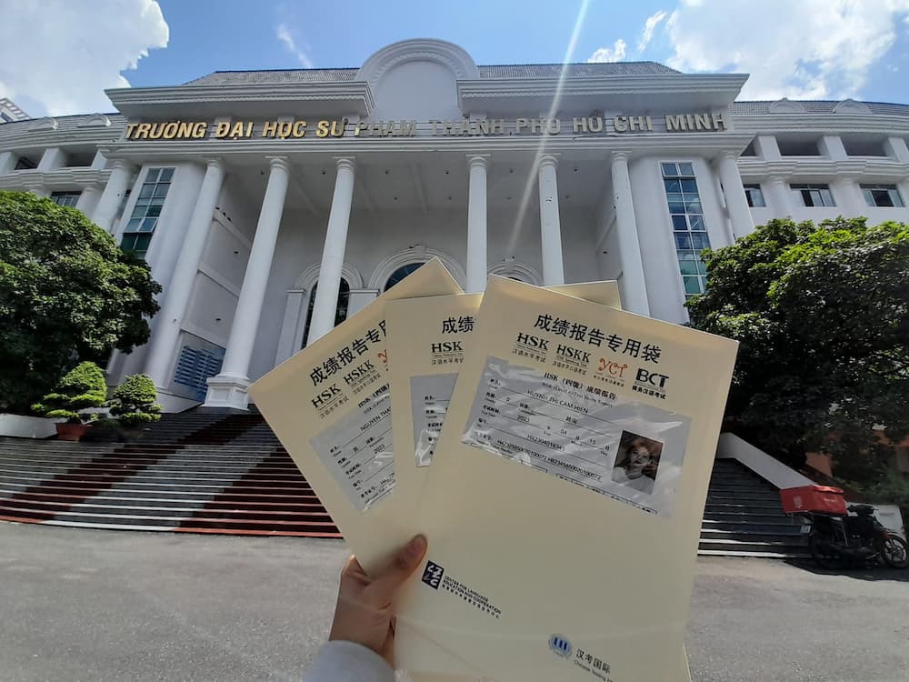 Giám đốc học viện cùng học sinh