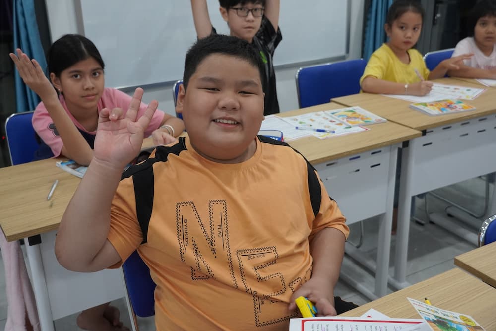 Giám đốc học viện cùng học sinh