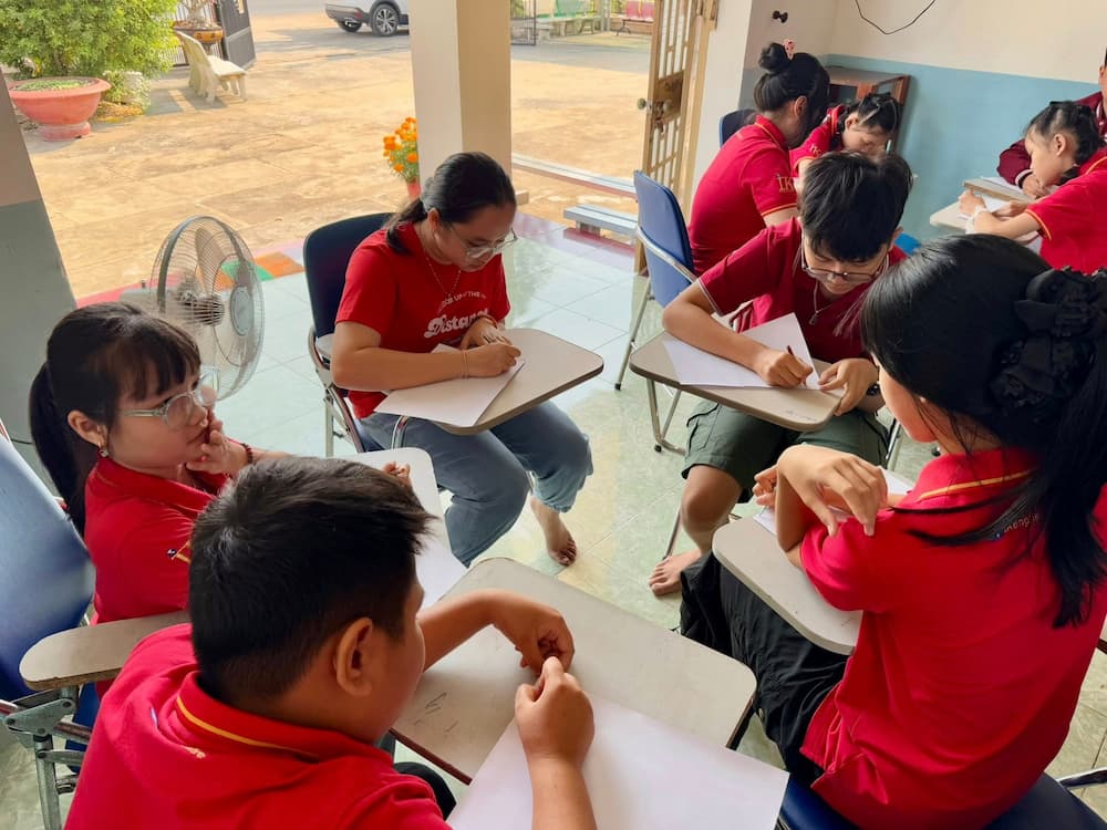 Giám đốc học viện cùng học sinh