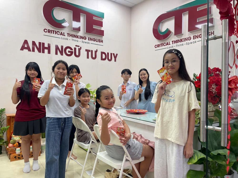 Giám đốc học viện cùng học sinh