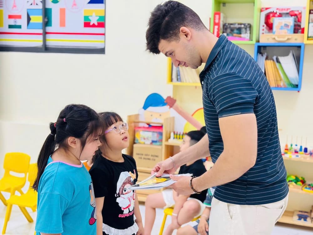 Giám đốc học viện cùng học sinh